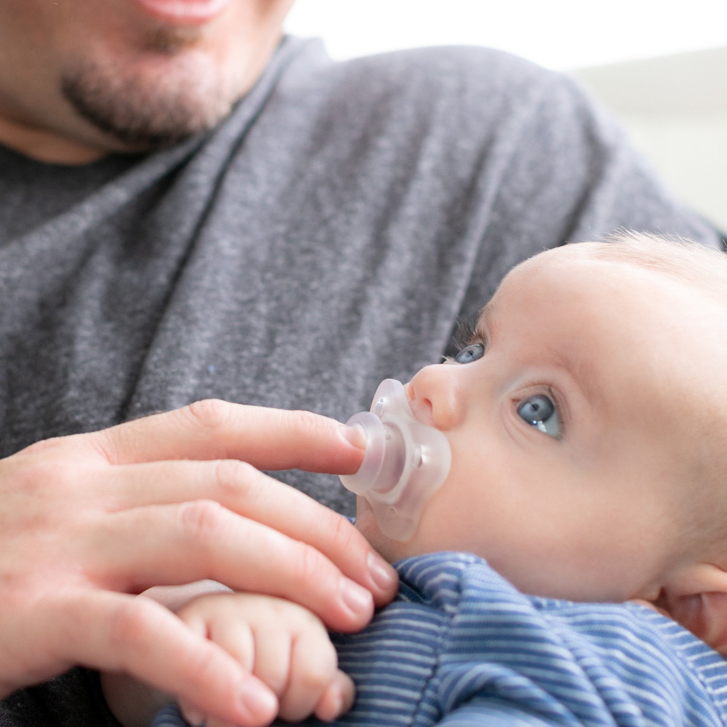 Come abituare il neonato a prendere il succhietto